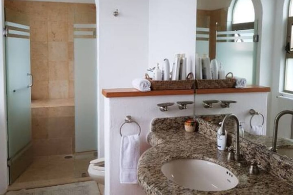 Suite III (2nd Flr) - Bathroom