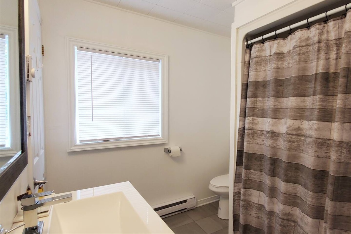 Salle de bain compl&egrave;te - full bathroom with access off hallway and from master bedroom