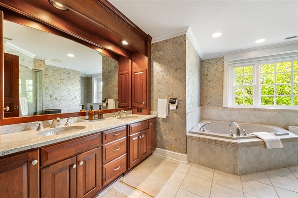 Bathroom with jacuzzi tub