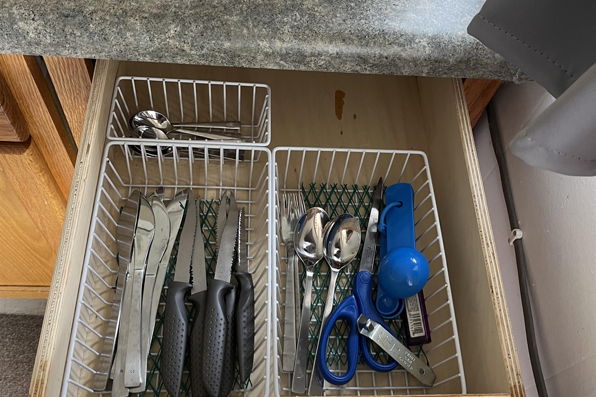 The kitchenette has knives, forks and spoons and other utensils for your dining and noshing convenience. 