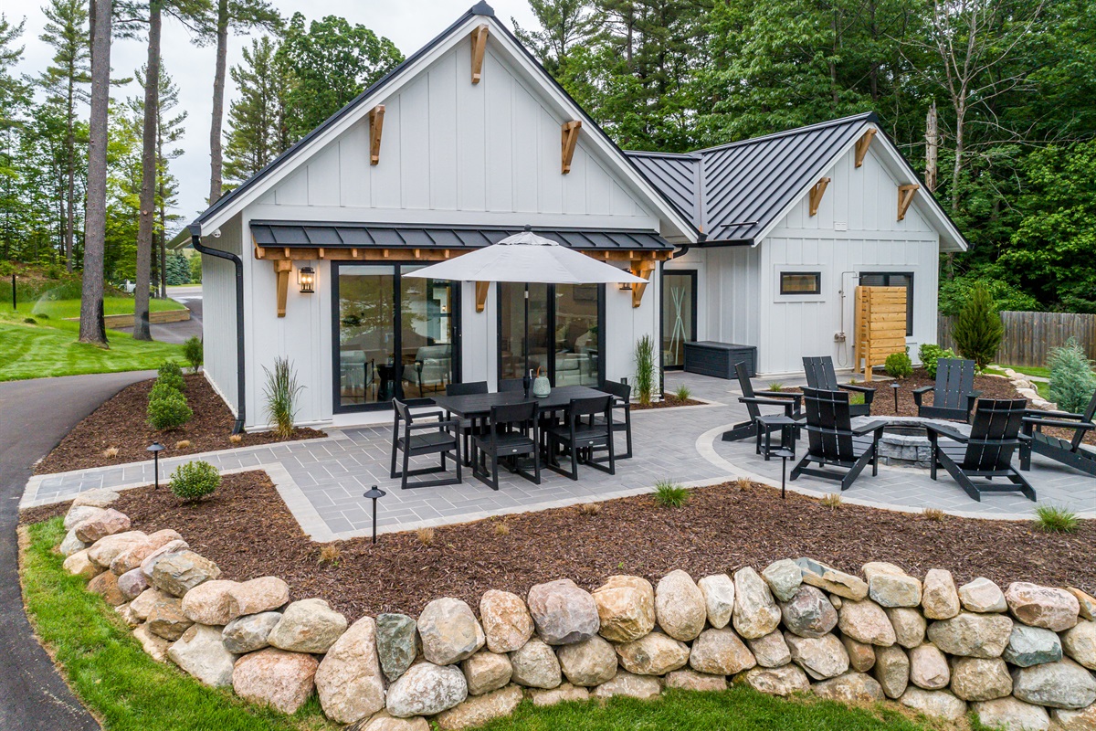 Outdoor Dining & Fire Pit