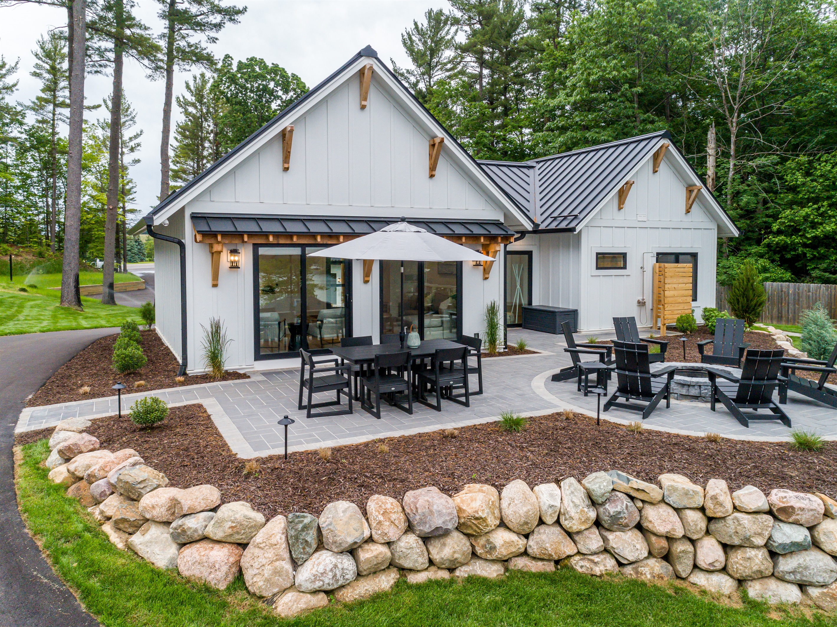 Outdoor Dining & Fire Pit