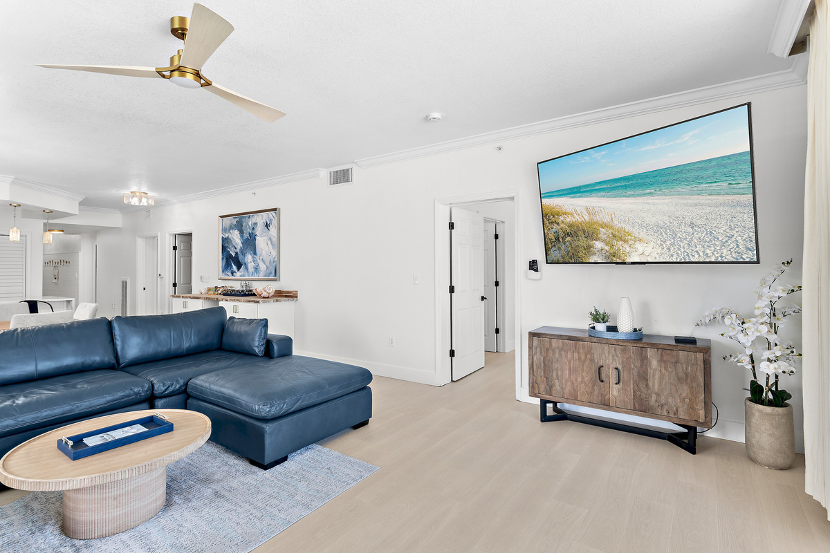 Large open living space with a huge TV - catch the big game and the big Gulf views! 