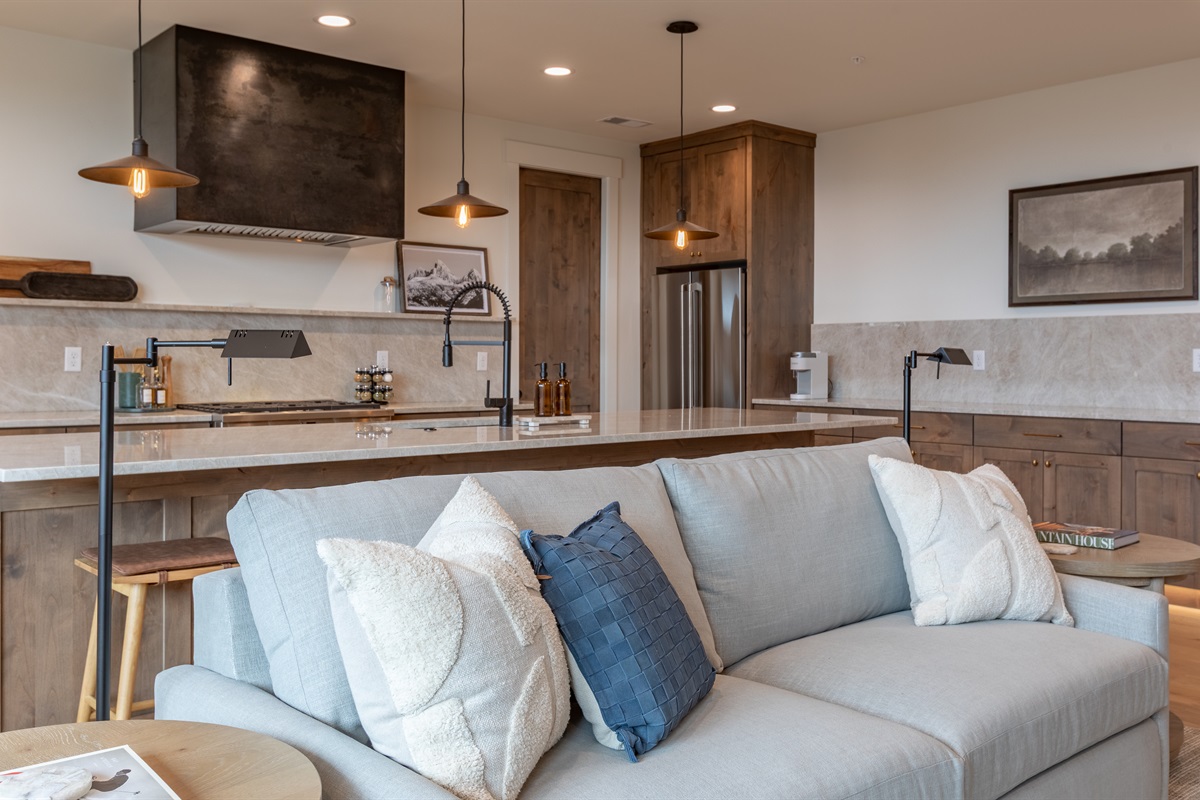 Middle Teton - Comfortable queen sleeper sofa adds flexibility for families or groups.