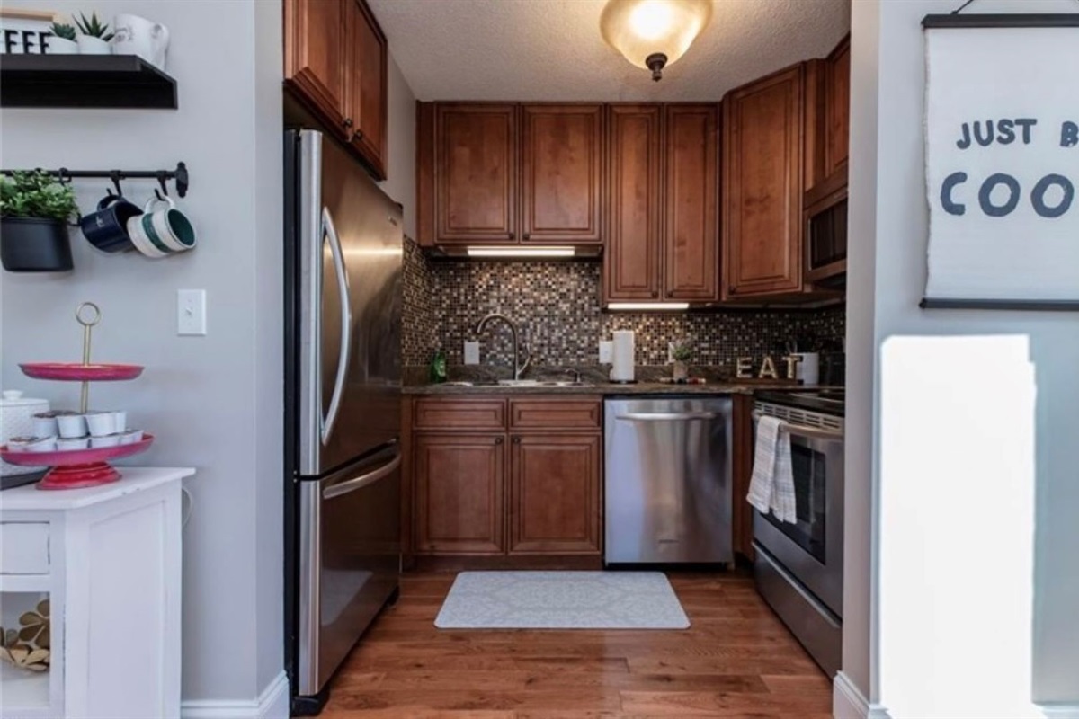 Fully equipped kitchen (food/water not provided).