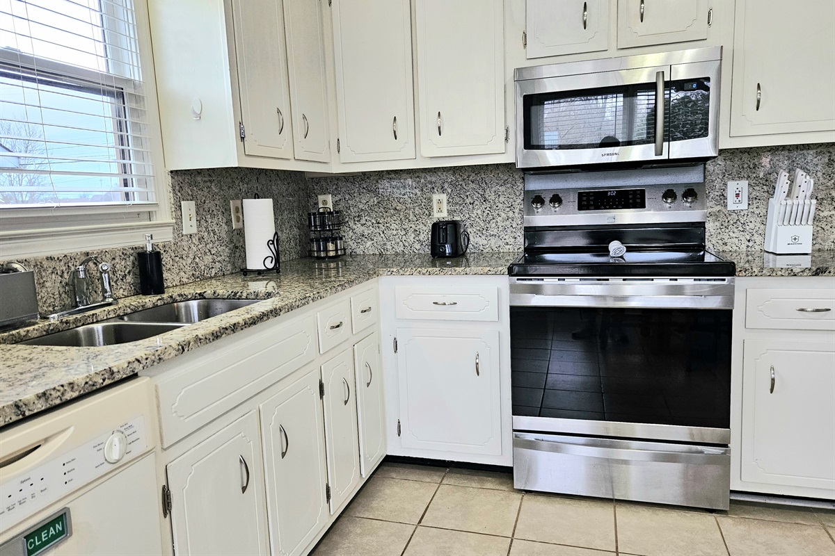 Cozy 3 bedroom 2 bath home offers plenty of room to sleep up to 7. High speed internet, washer and dryer, linens, and all kitchen amenities included. Located just across from Ft. Campbell Army Base.