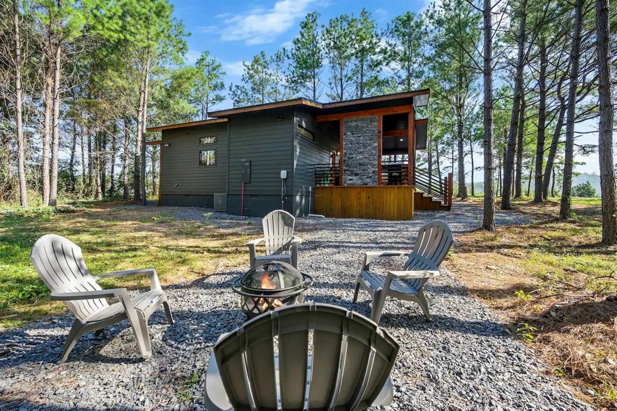 Loved the place so much. We needed a peaceful getaway and Timbuktu fit the bill! Misty was responsive and the guidebook was thorough and detailed. Watching Netflix by the fire from the hot tub was amazing! Would stay here again!