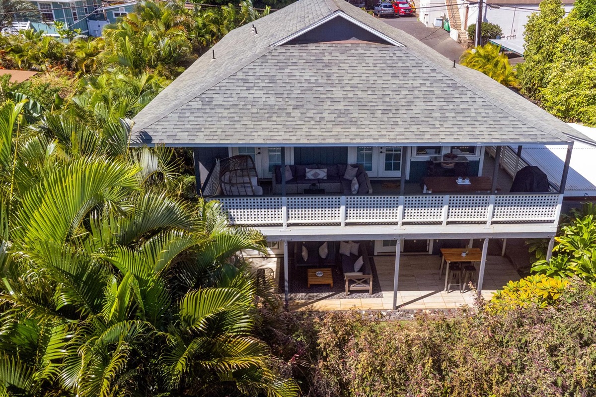 The makai facing side of the Blue Door on Church Street