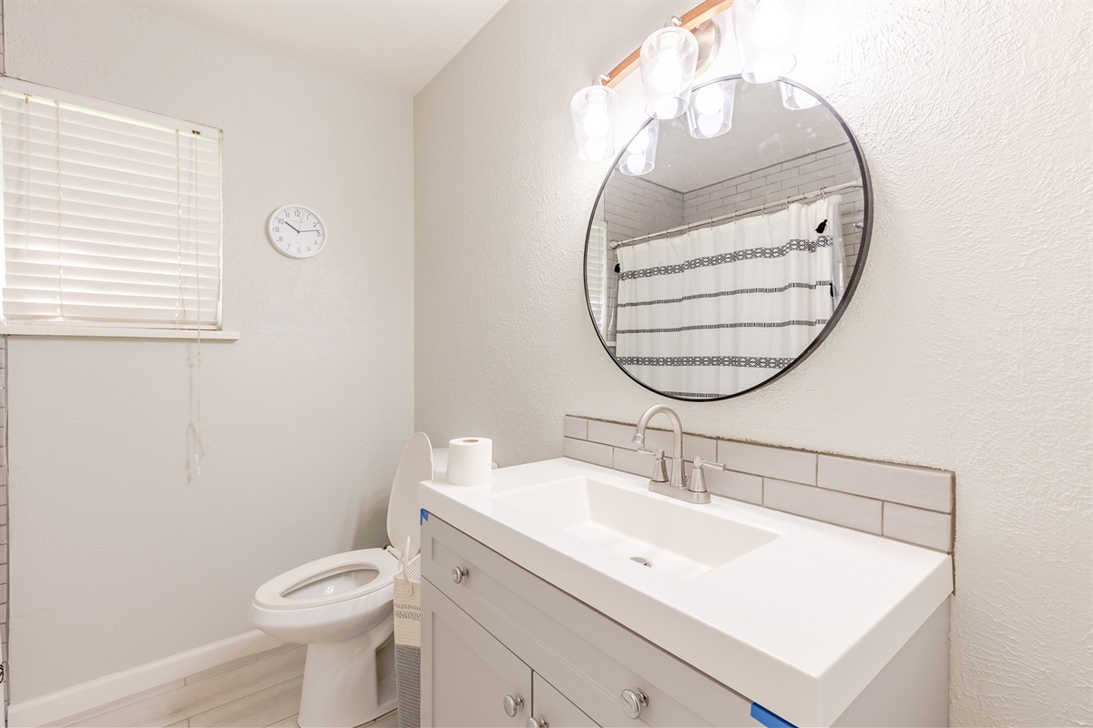 Modern bathroom with shower–tub combo, perfect for families.