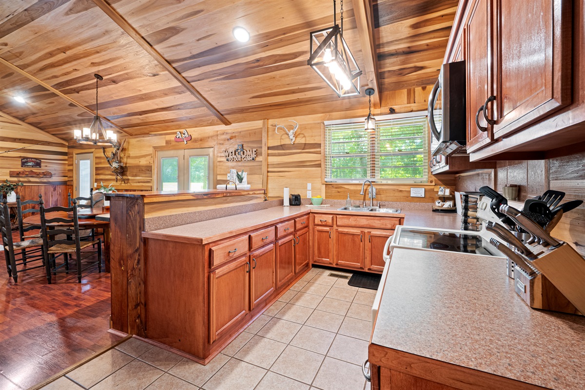 Kitchen | Fully Stocked | Crockpot | Spices