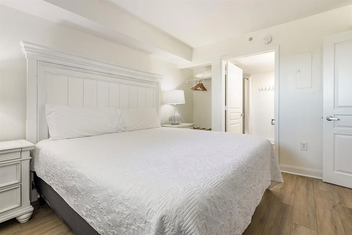 Large Main Bedroom with King bed and ensuite