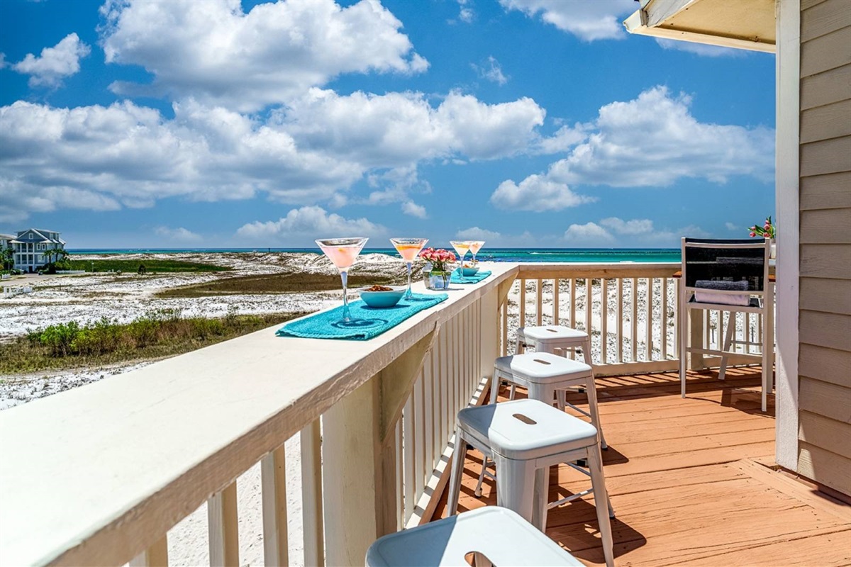 No reservation needed — this Gulf-front bar is all yours. Four stools line the railing of The Perch's oversized deck.