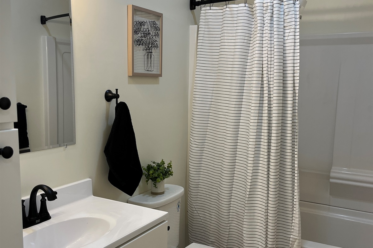 Bathroom with tub/shower