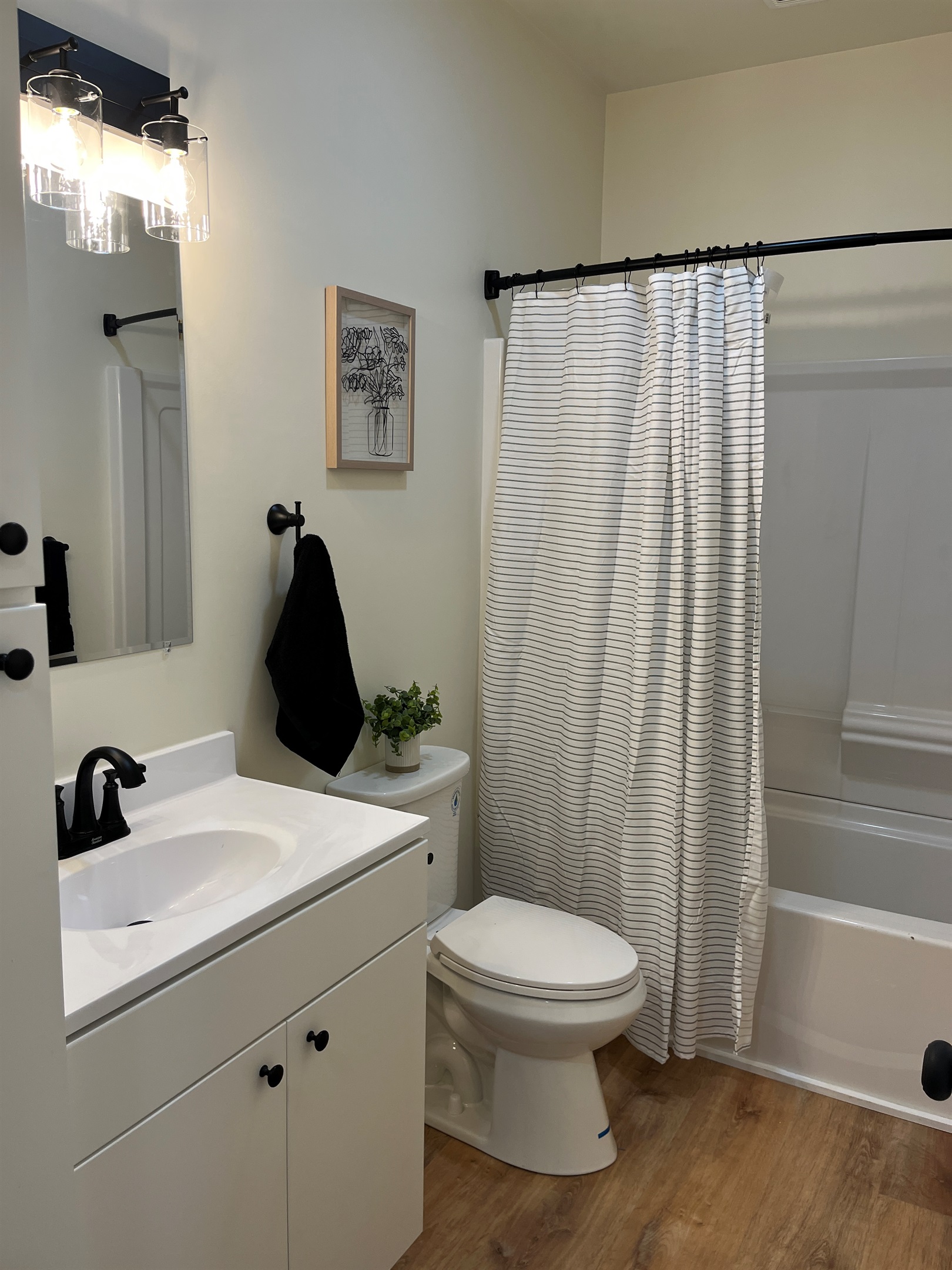 Bathroom with tub/shower