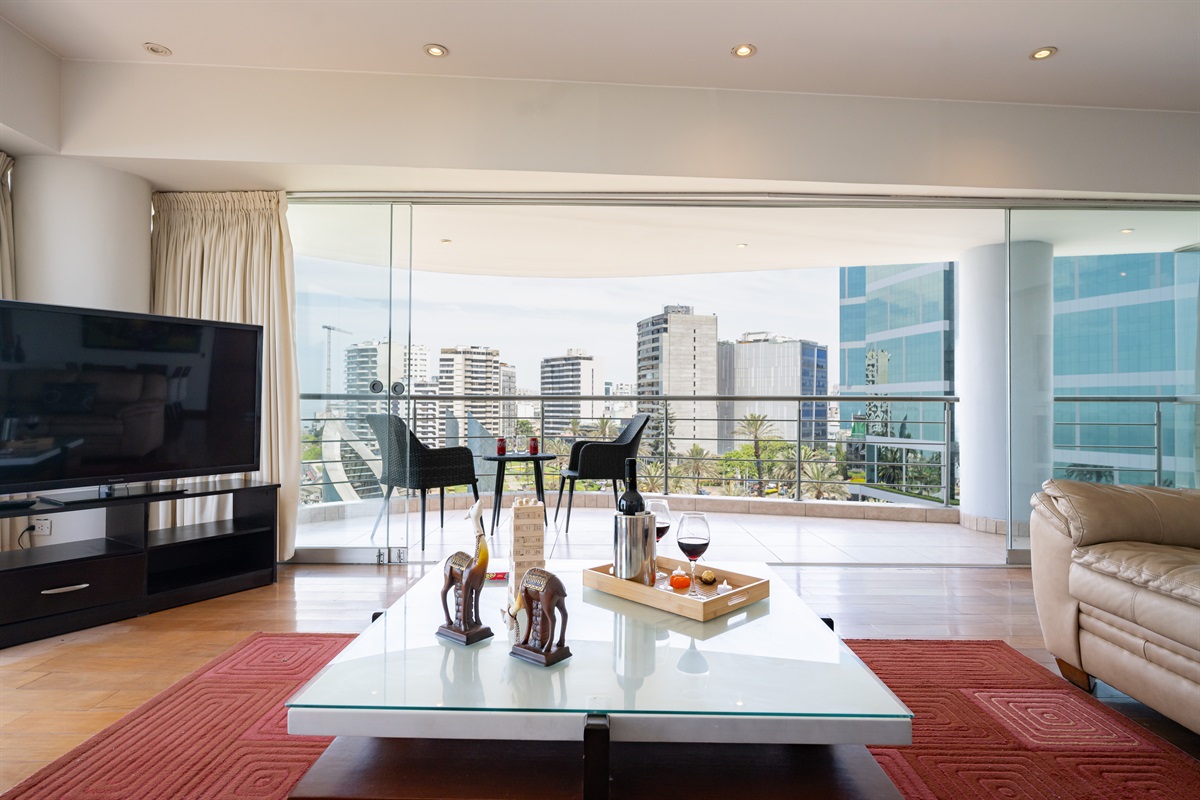 Relax and unwind with a 65” Smart TV and stunning ocean views from the living room  /  Relájate y desconéctate con una Smart TV de 65” y una impresionante vista al mar desde la sala