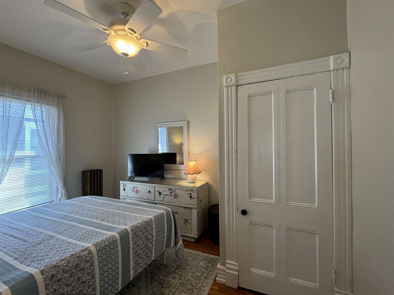 Queen bedroom with ROKU TV