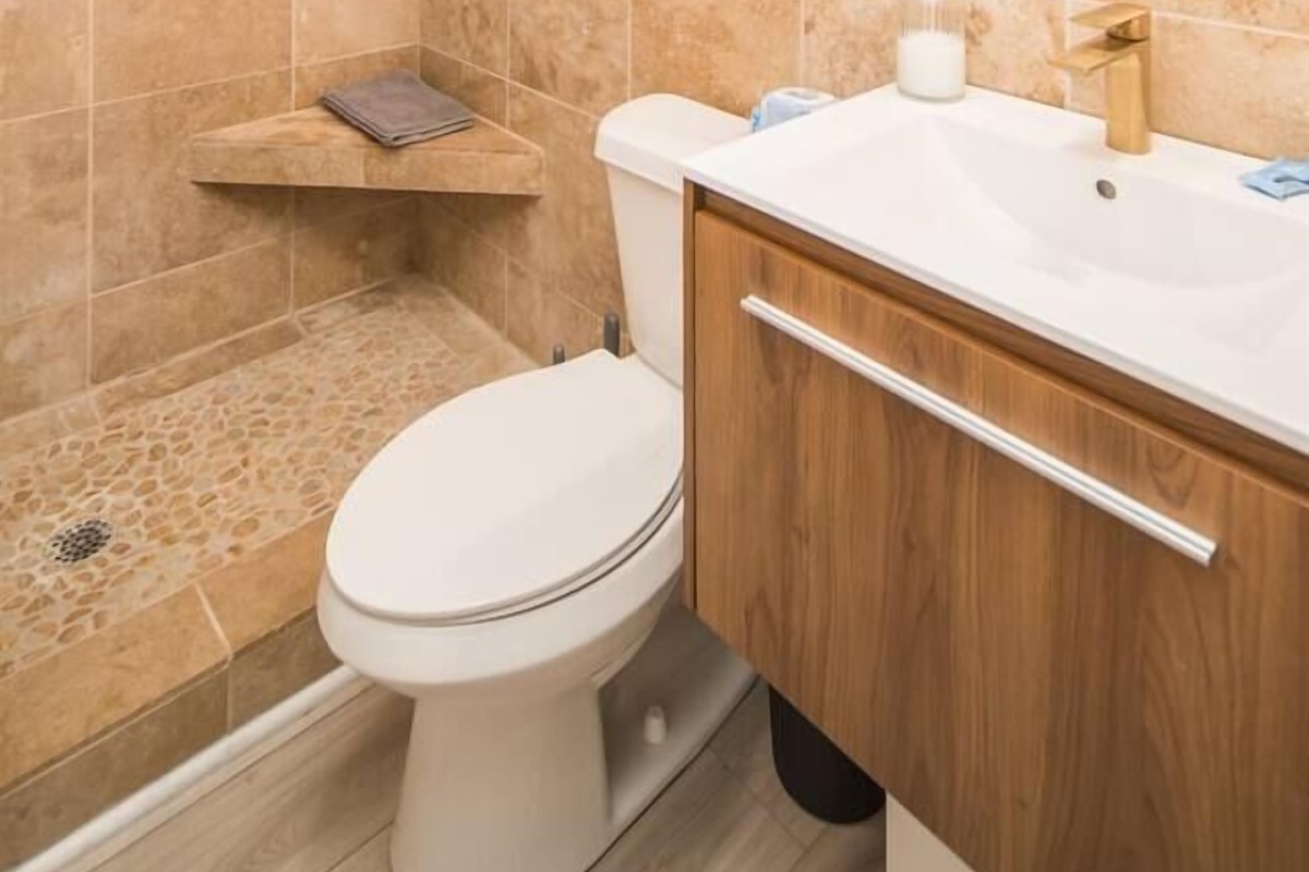 Unit 6: Full Bathroom (1 of 2) Bed & Bath Linens Provided
