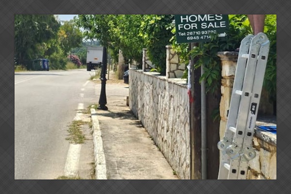 Blue signs point the way to Malki's House Apartments, Sharon's Island Get Away is the downstairs apartment.