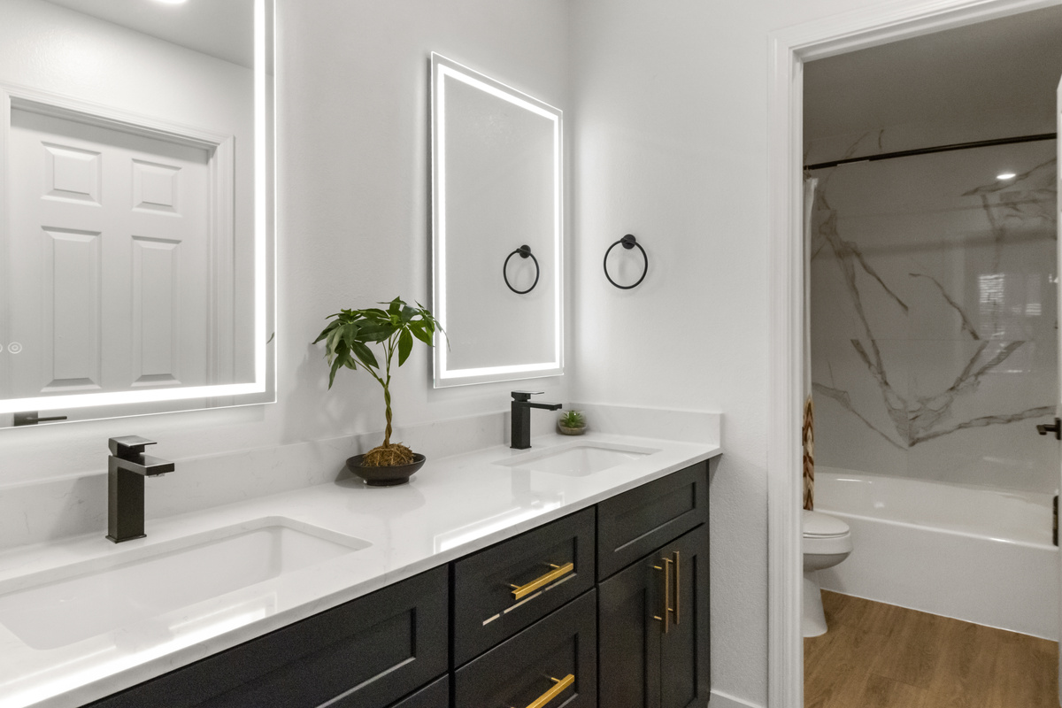Clean, family-friendly bathroom with fresh towels and essentials.