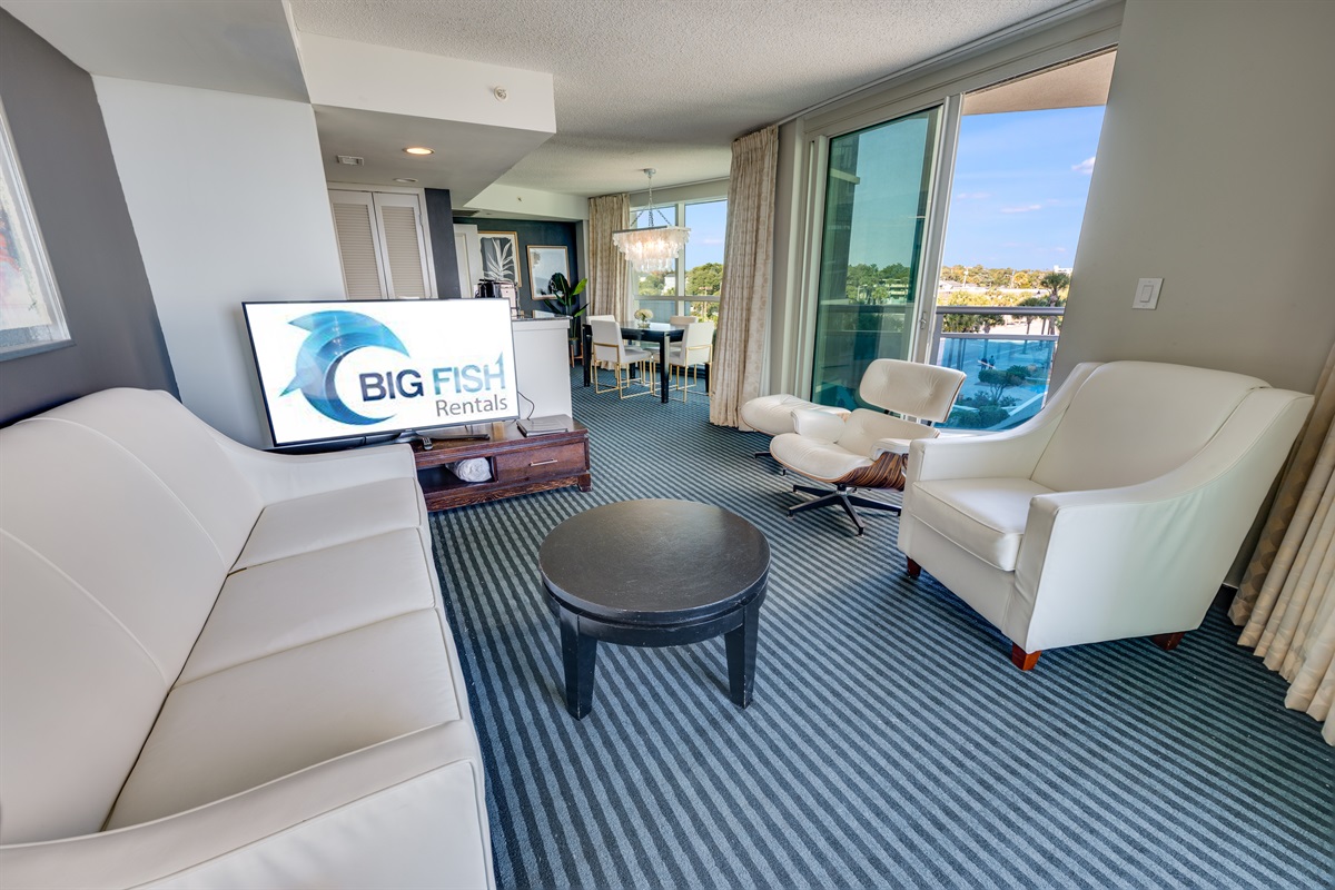 Living Room with Stunning Views🌊☀️