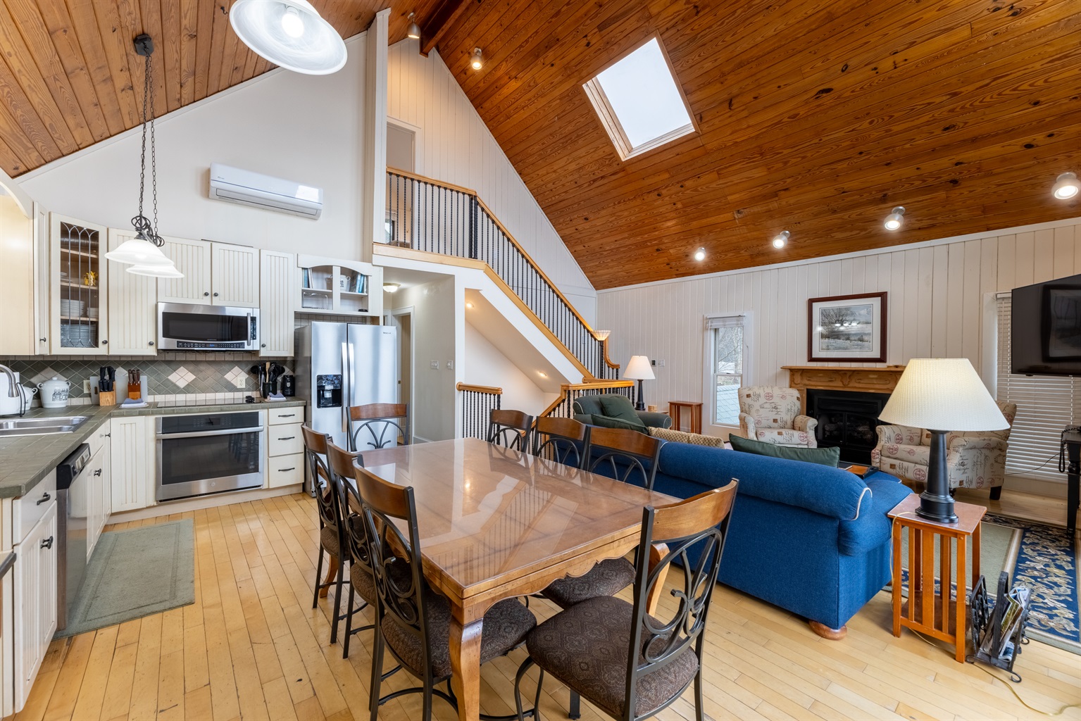 Kitchen & Dining Area
