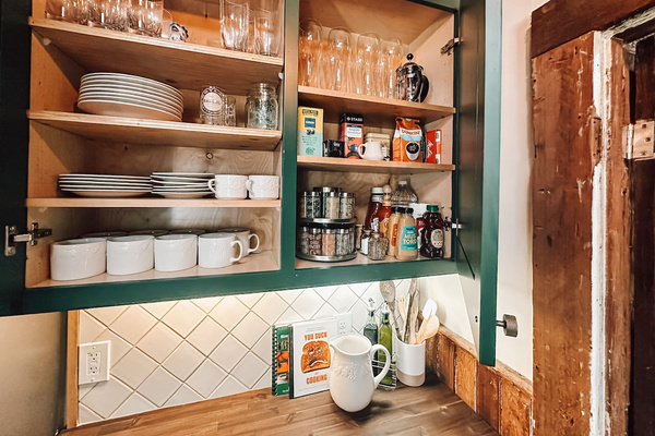 Open the cupboards and exhale: dishes, glassware, mugs, a French press, coffee, tea, oils, spices and everyday condiments are already here. This kitchen is stocked for people who want to cook—not merely reheat takeout.