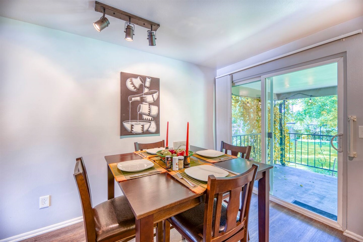 Dining area in this beautiful full kitchen.