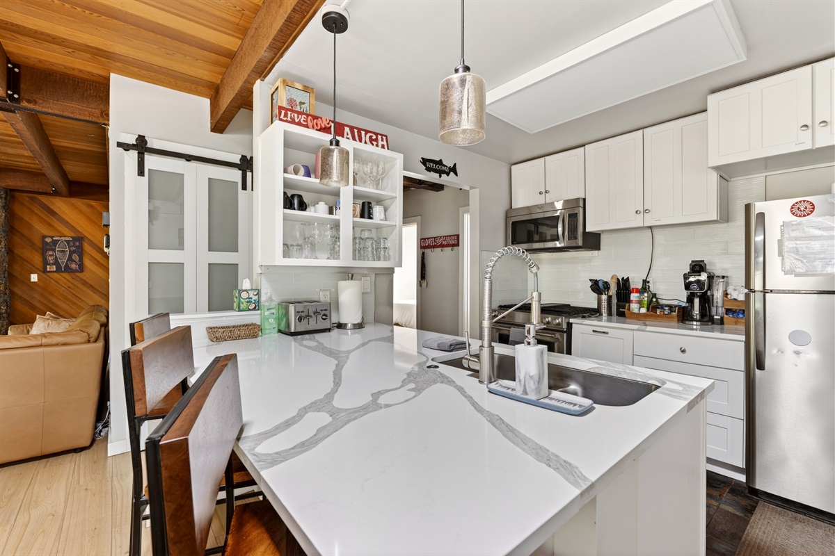 Full kitchen with breakfast bar