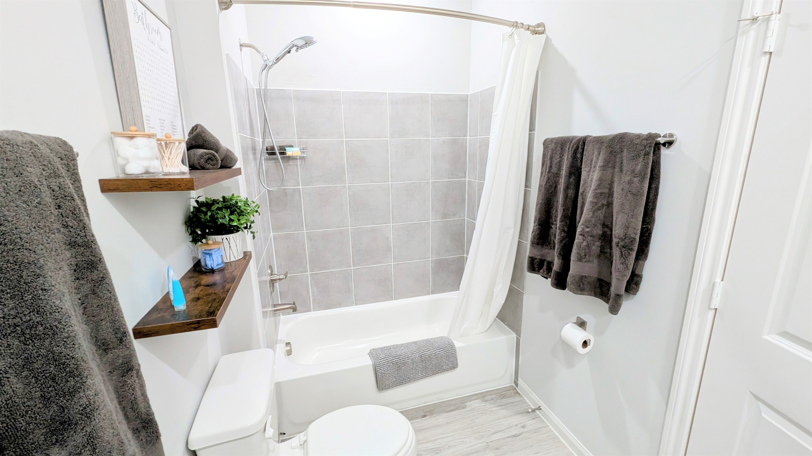 Full bath with tub/shower combo and plenty of fluffy towels.