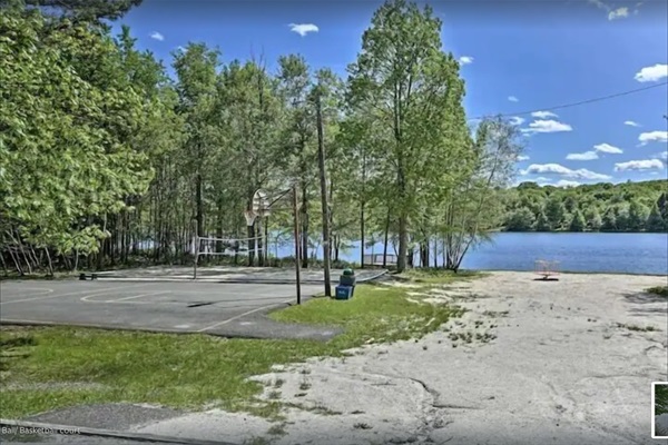 Brier Crest Woods basketball courts and volleyball court.