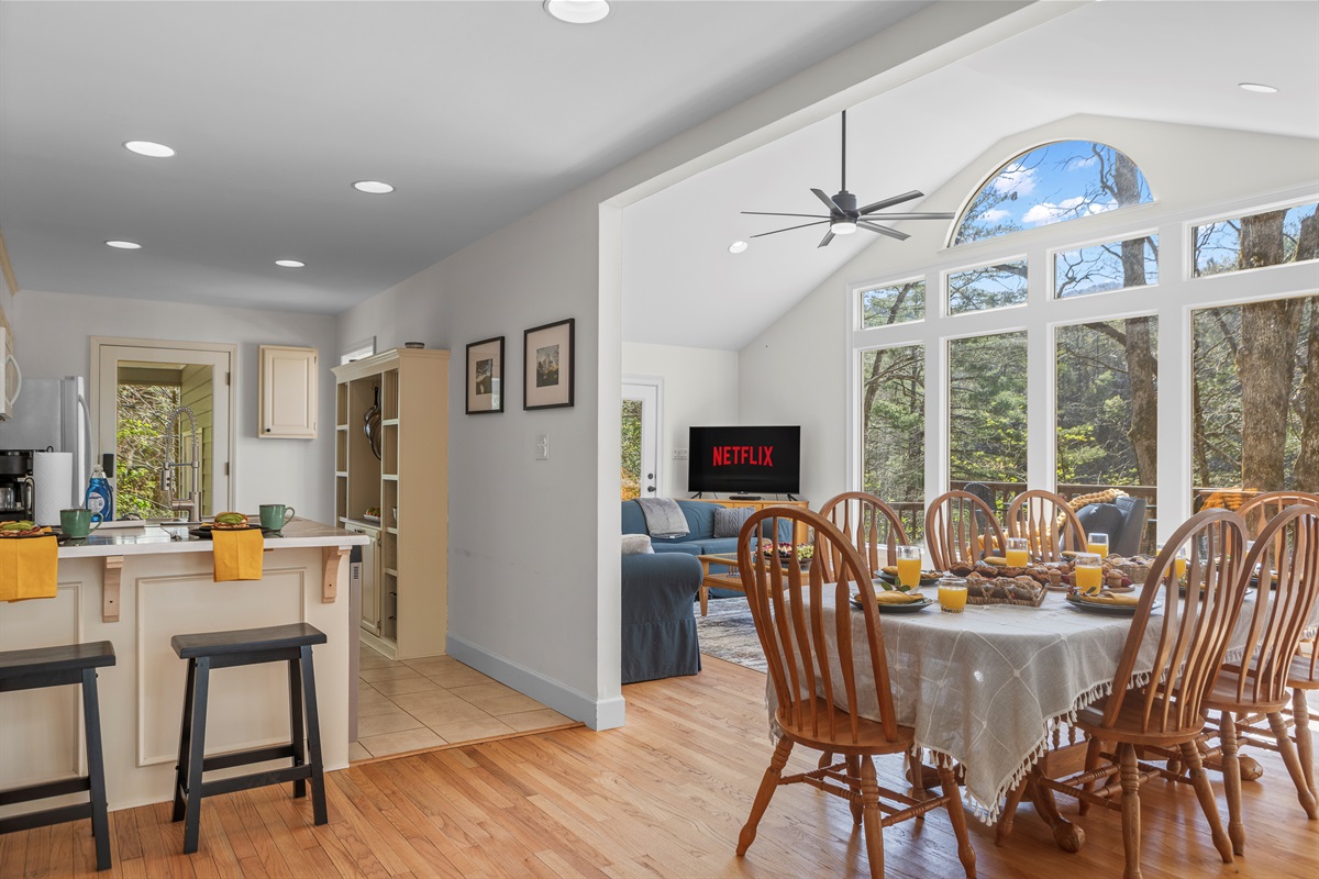 Dining & Living Area: Bright space with panoramic views, perfect for meals and movie nights!