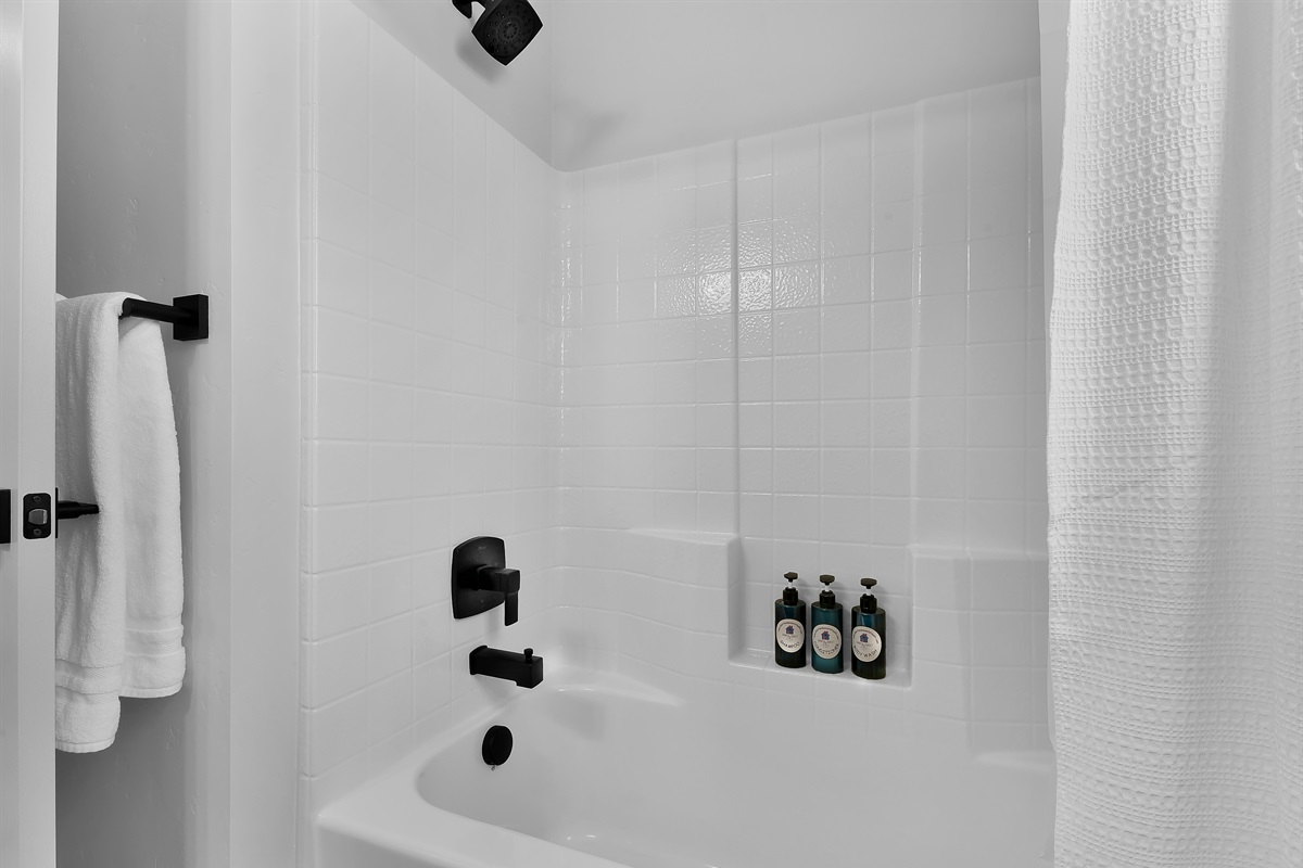 Hallway bathroom tub/shower