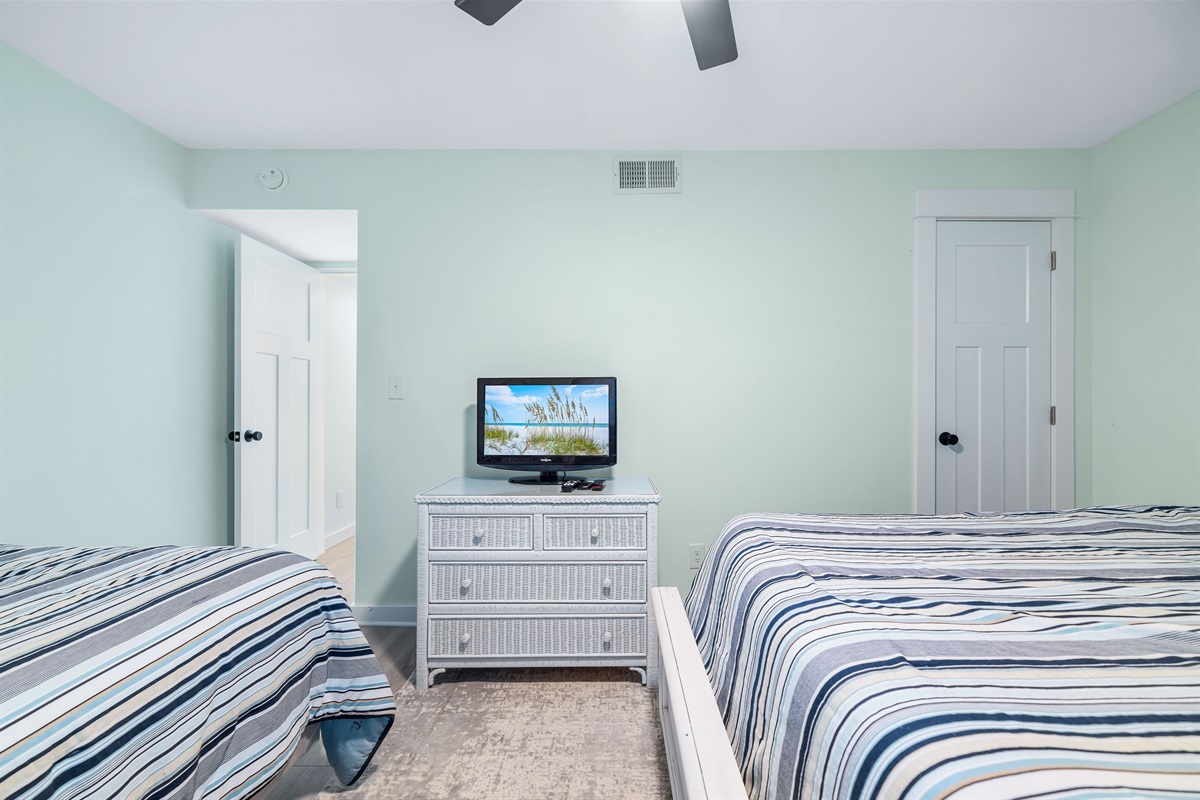 A versatile bedroom featuring 1 queen-size bed and 1 twin-size bed, ideal for families or friends traveling together, with a comfortable and welcoming atmosphere.