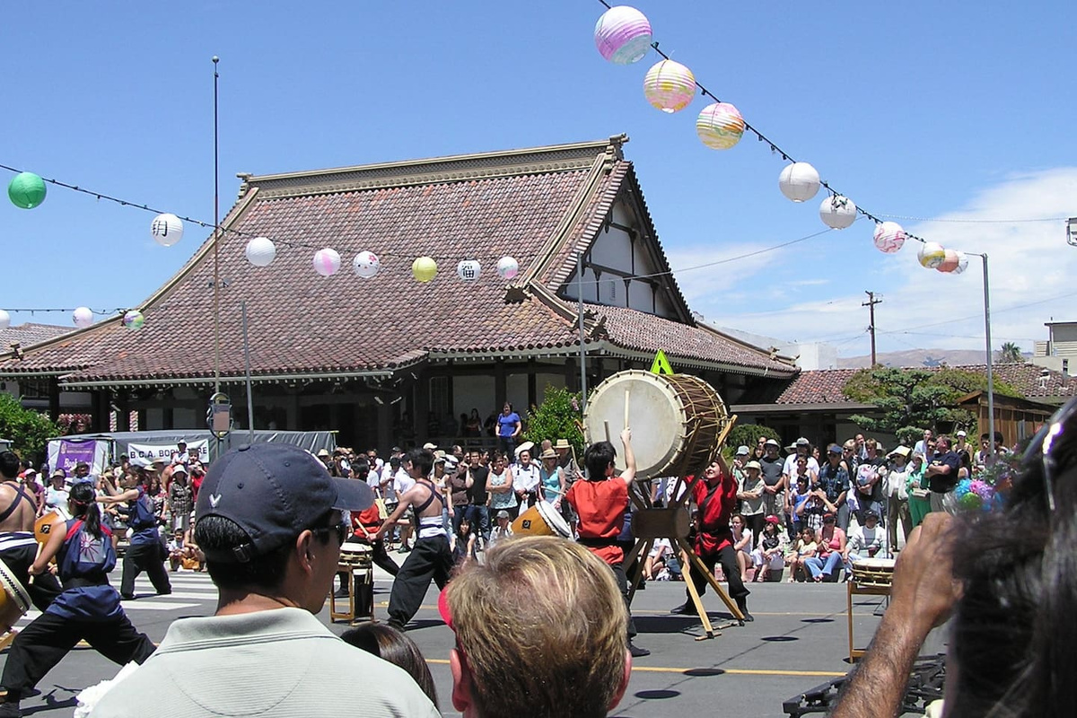 walking distance to Japantown, where you can find a wide array of Asian eateries, cafes, souvenir stores, and a Japanese supermarket