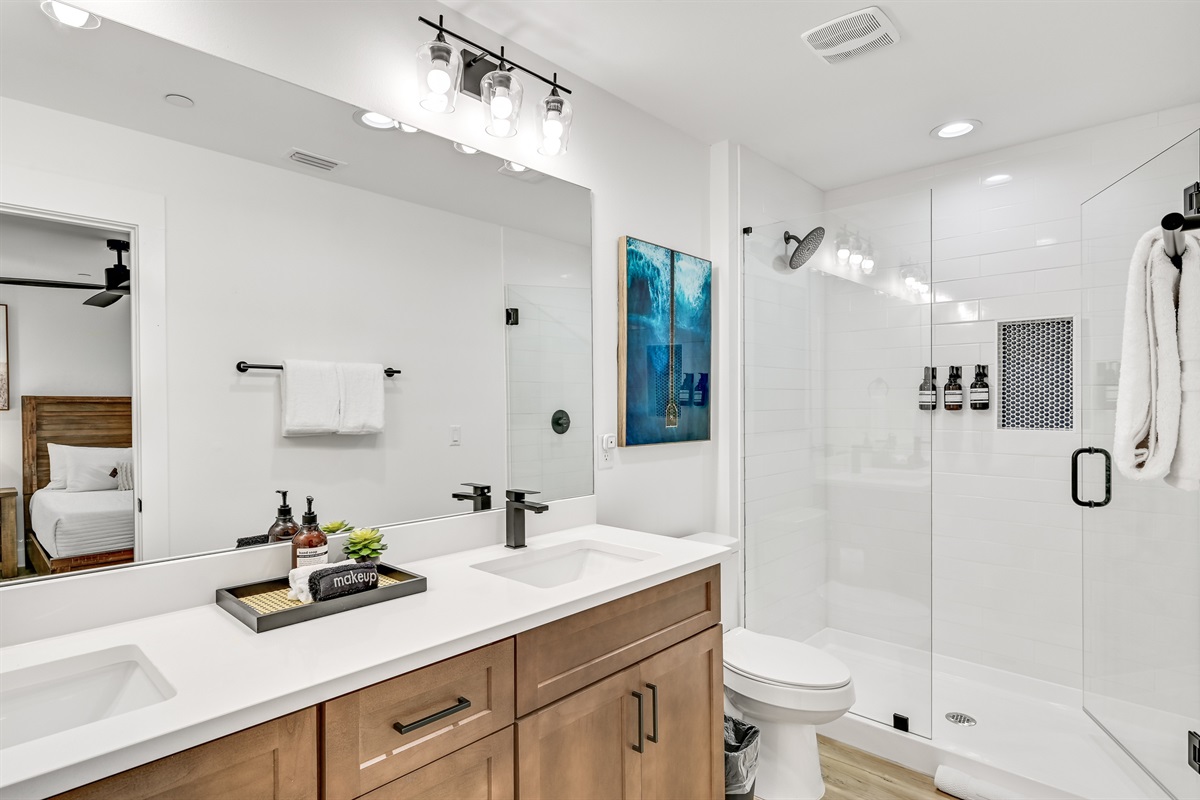 King Suite # 7: Private Bathroom (third floor)