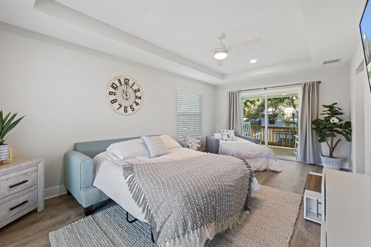 Living room convert to extra sleeping for 3