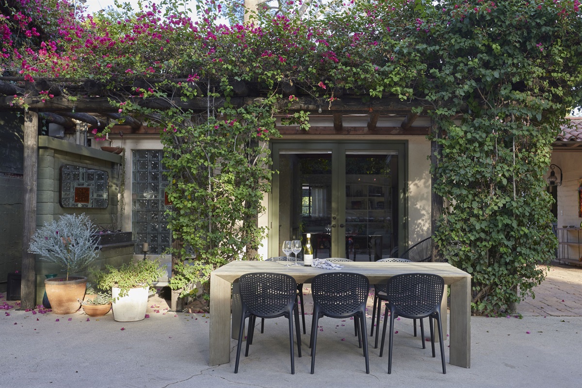 Outdoor dining to enjoy your meals al fresco, or entertain with friends.