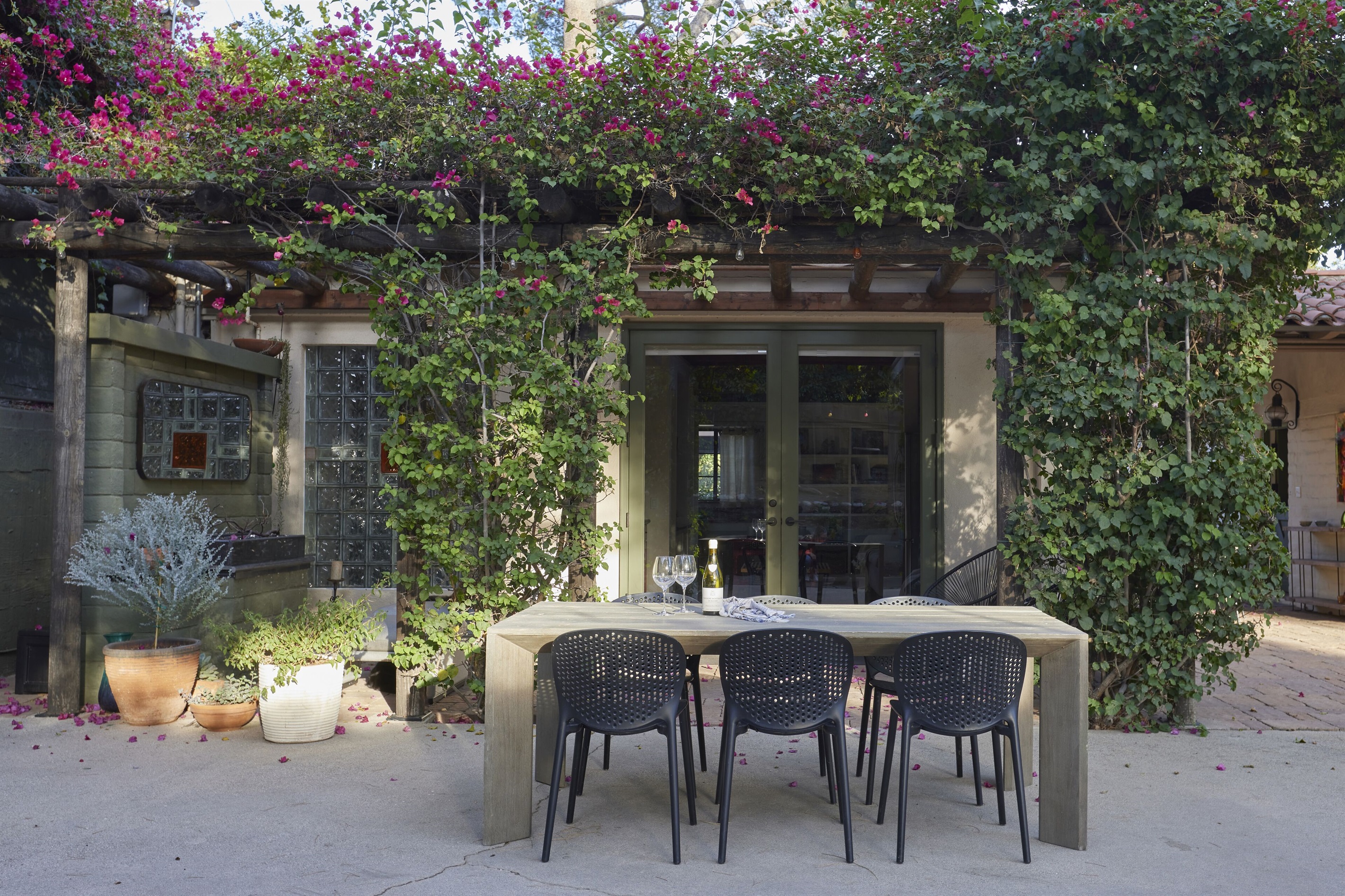 Outdoor dining to enjoy your meals al fresco, or entertain with friends.