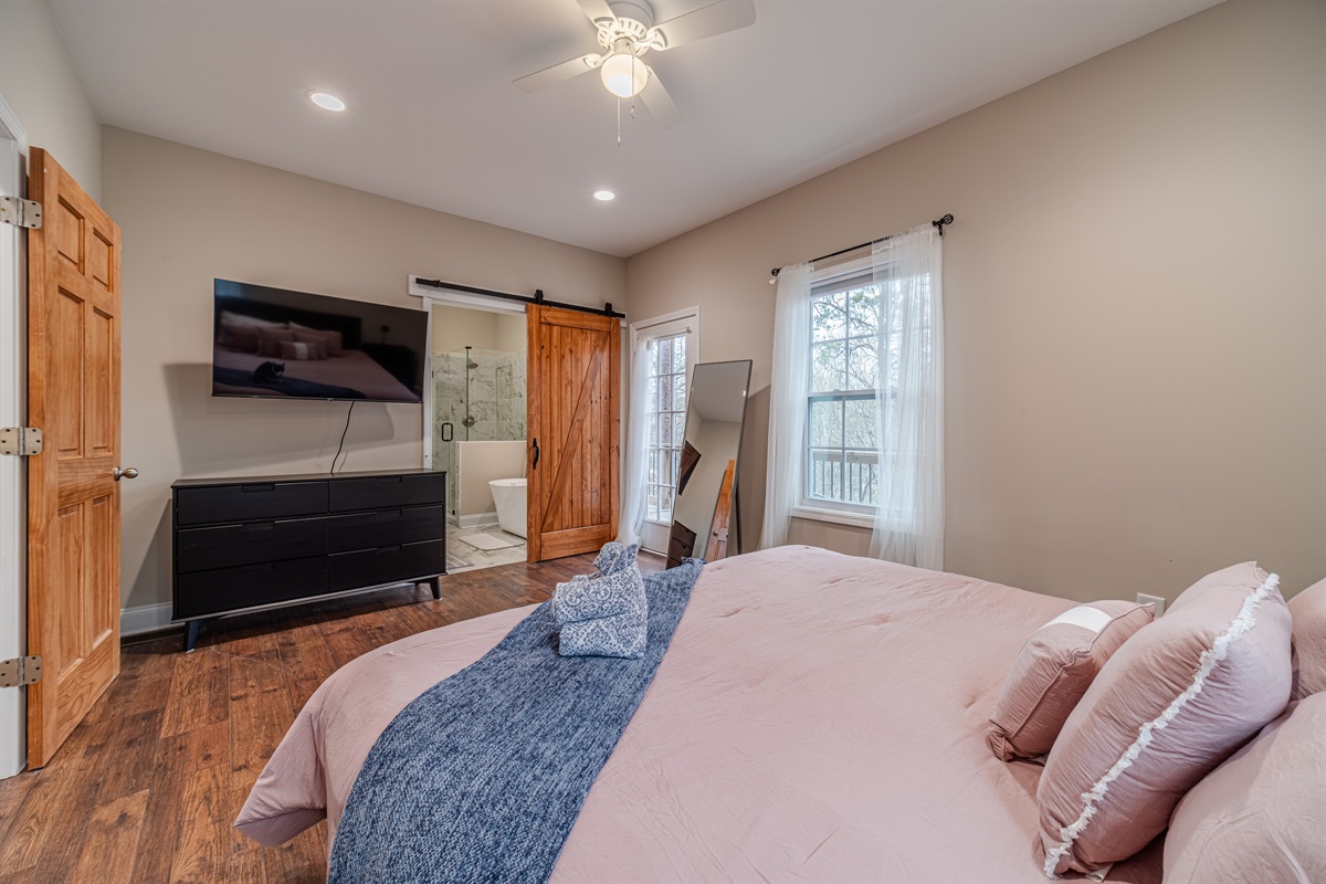 Master King Bedroom with Ensuite Bath