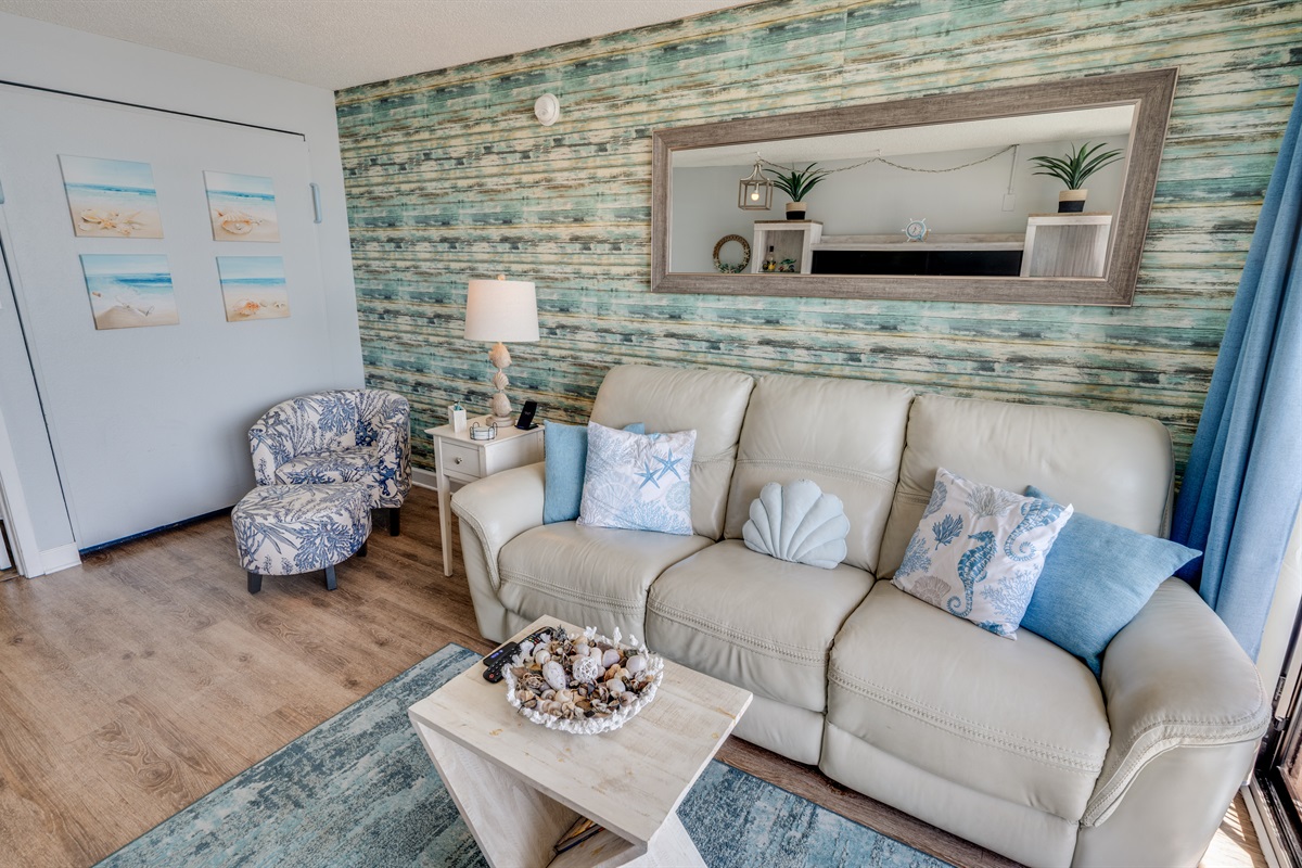 Large Living Room, Beautifully Decorated with Amazing Views