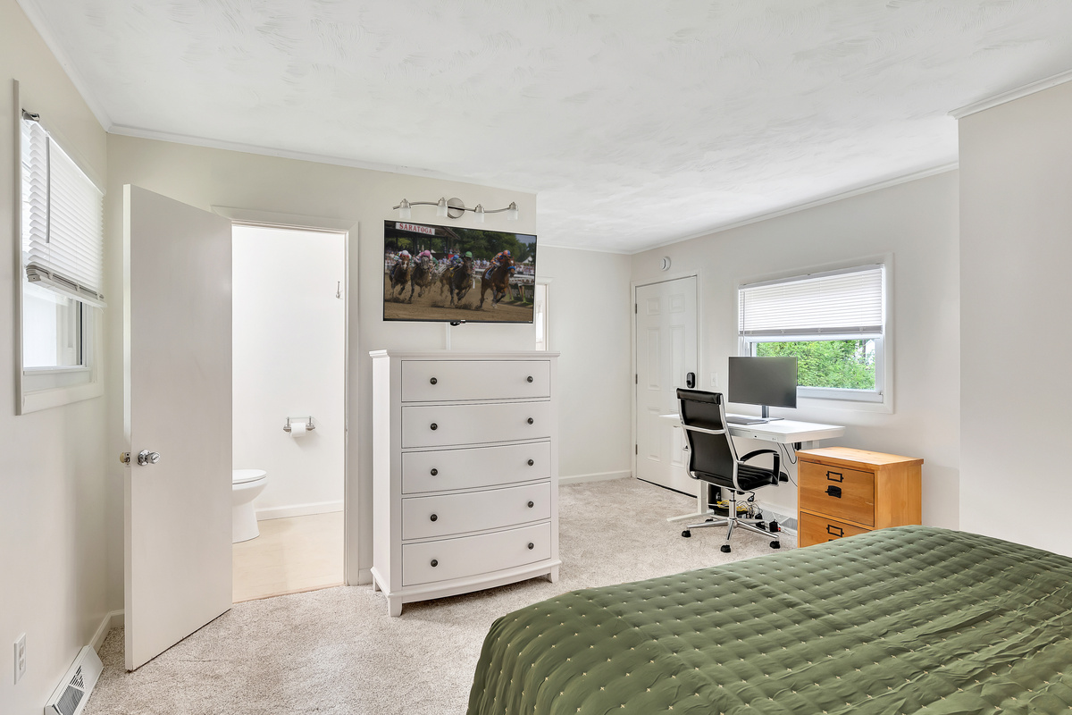 Master Bedroom – Queen Bed, Workspace & Smart TV