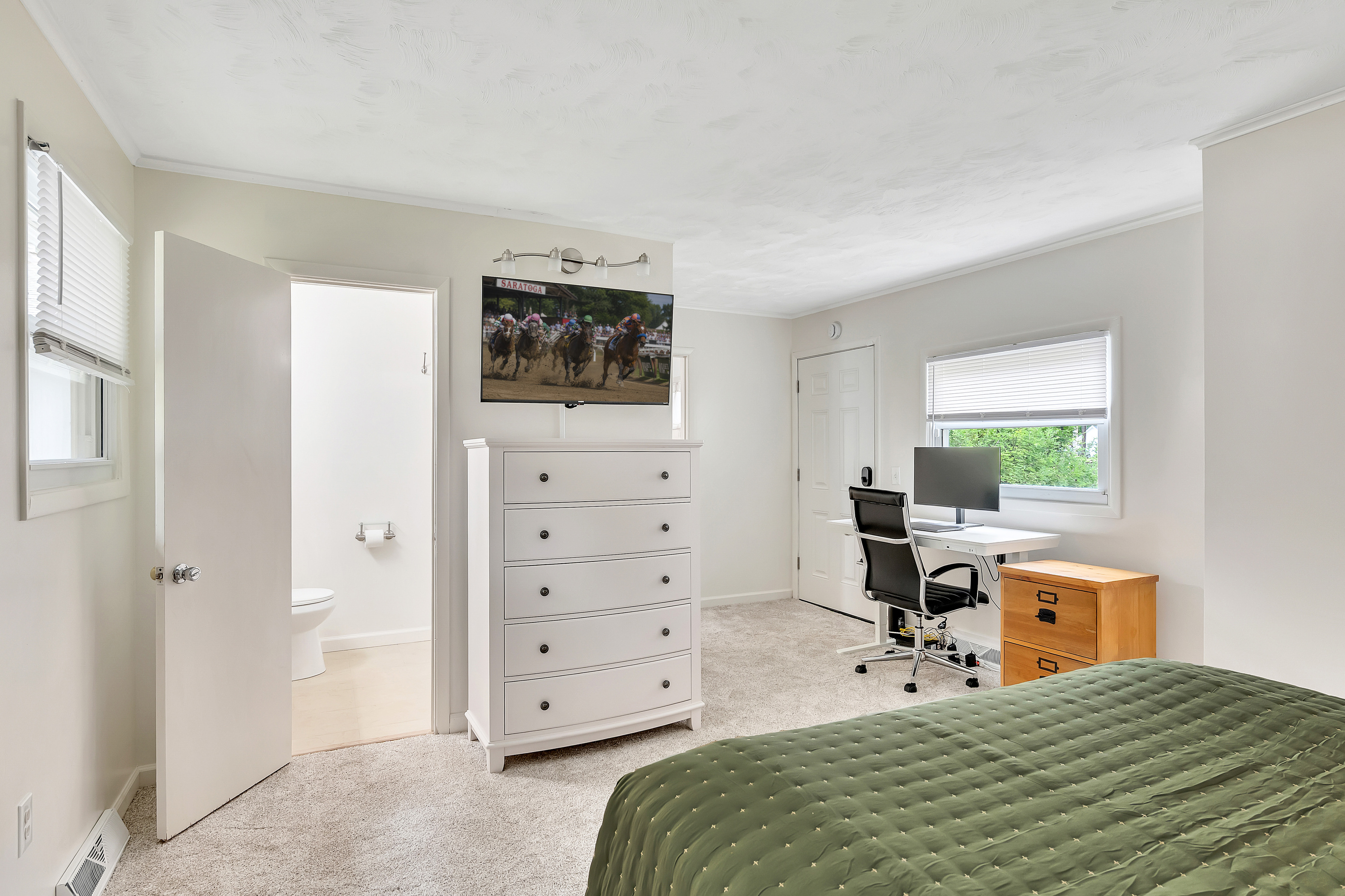 Master Bedroom – Queen Bed, Workspace & Smart TV