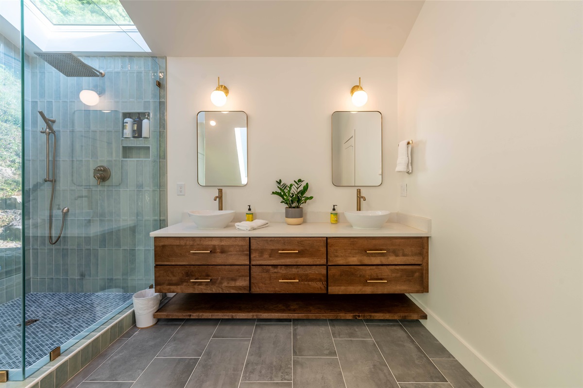 Master Bathroom w/ Double Vanity