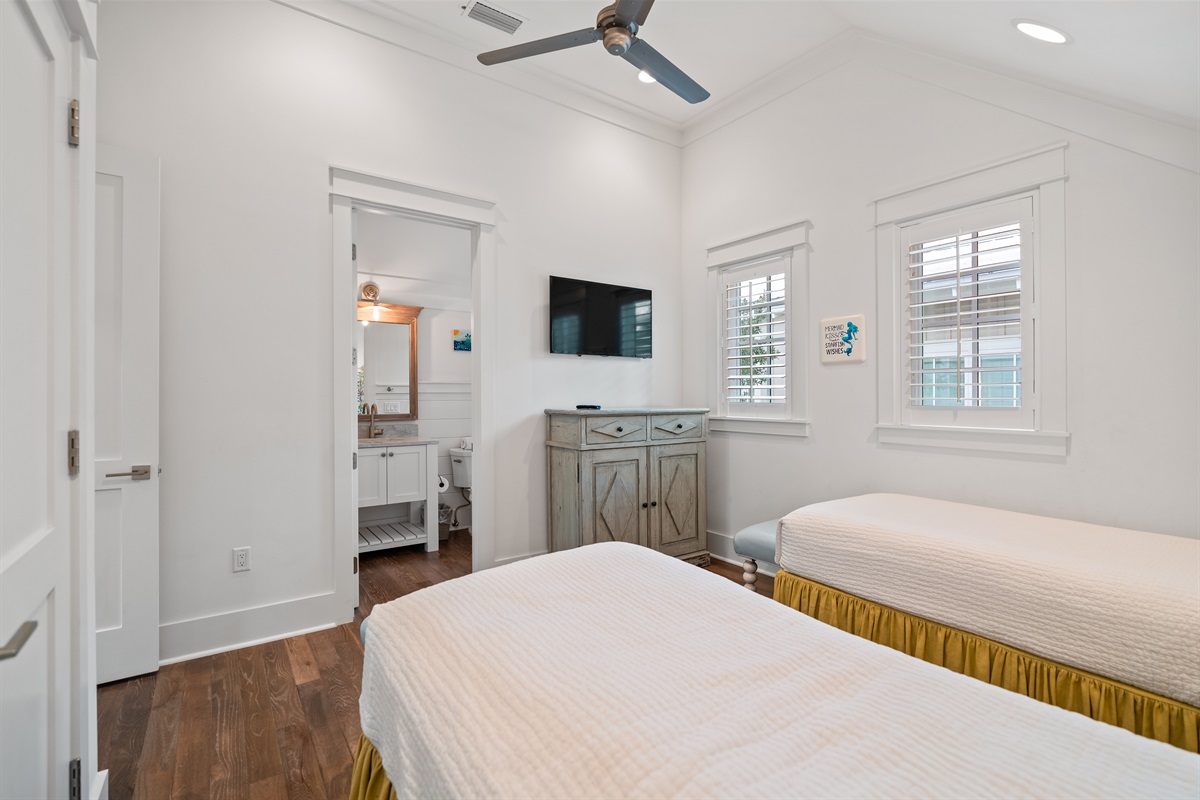 Twin guest room upstairs with ensuite bathroom. 