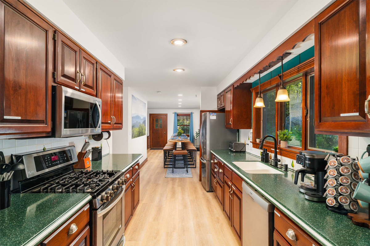 🍳 Fully stocked kitchen on the main level: gas range, dishwasher, full fridge, and everything you need to cook for a crowd.