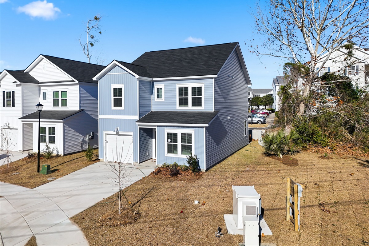 4BR house with 1 car garage and driveway for 2 more cars 1.3 miles to the ocean