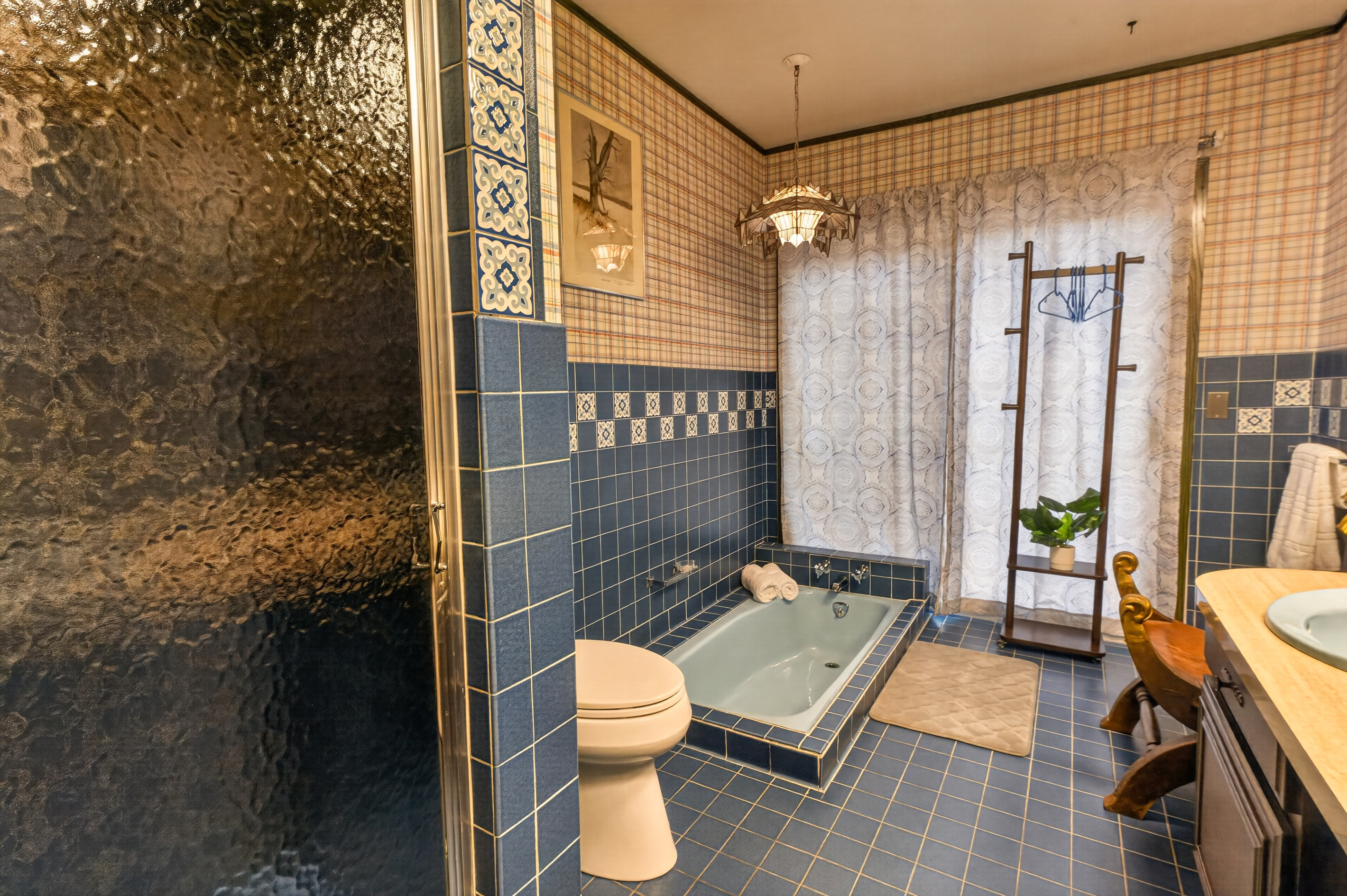 Main house- primary bedroom ensuite bathroom