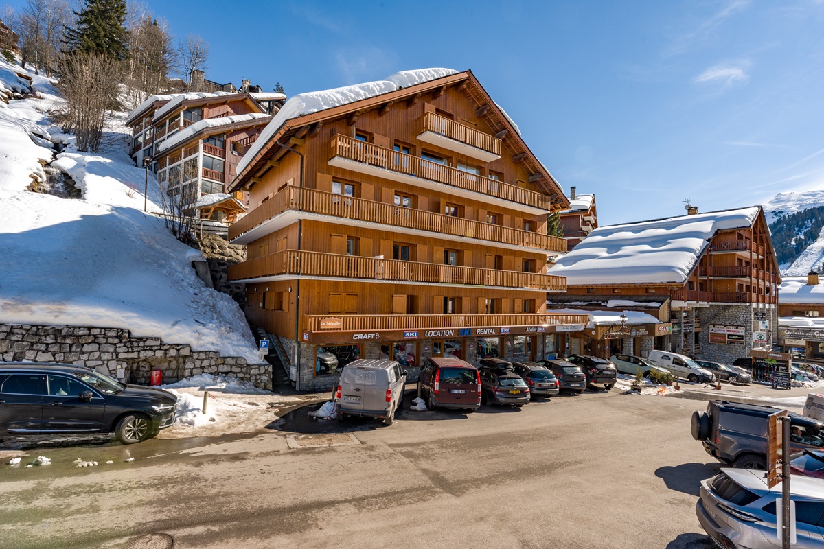 SPECTACULAR LOCATION IN MERIBEL CENTRE
