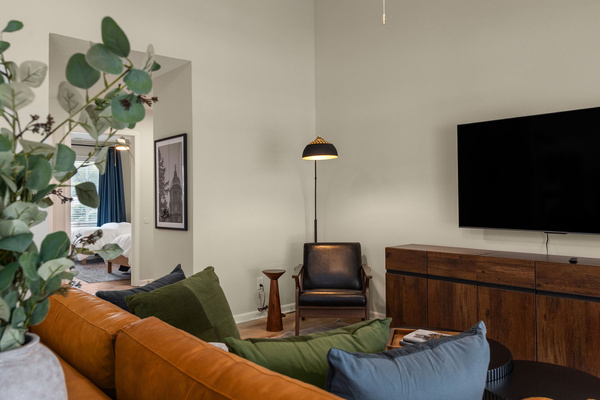 Luxury 2BR/2BA Condo | Walk to Notre Dame, photo 8