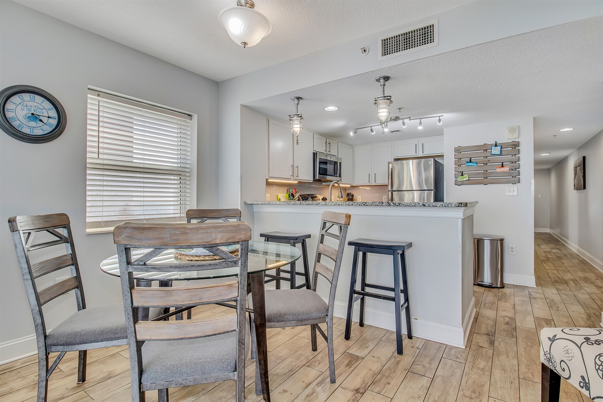 Cook and dine in coastal elegance!